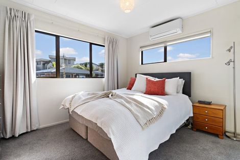 Photo of property in 2/102 Manhattan Heights, Glendene, Auckland, 0602