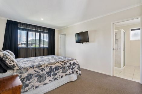 Photo of property in 100 Estuary View, Whangamata, 3620