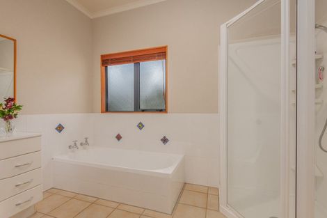 Photo of property in 33 Cashmere Drive, Fitzherbert, Palmerston North, 4410