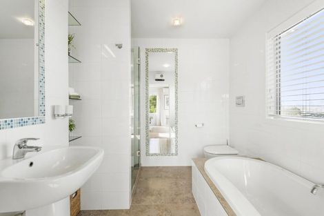Photo of property in 1/11 Pullum Street, Birkenhead, Auckland, 0626
