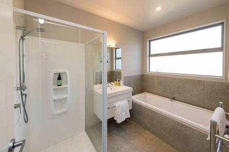 Photo of property in 16 Edgewood Place, Wanaka, 9305