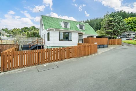 Photo of property in 1 Garth Lane, Maoribank, Upper Hutt, 5018