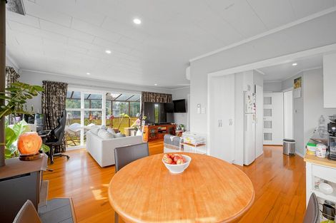 Photo of property in 5 Edgewood Way, Henderson, Auckland, 0612