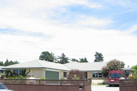 Photo of property in 37 Orlando Crescent, Waimairi Beach, Christchurch, 8083