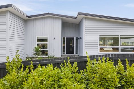 Photo of property in 16 Prestbury Grove, Churton Park, Wellington, 6037