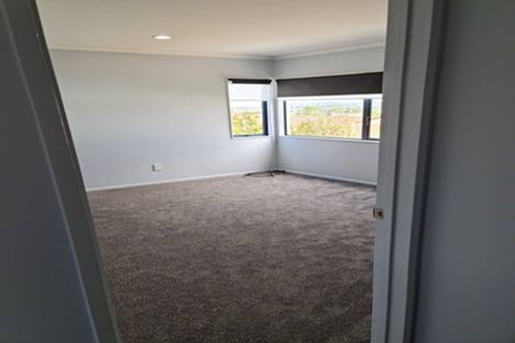 Photo of property in 1/35 Highgrove Lane, Totara Vale, Auckland, 0632