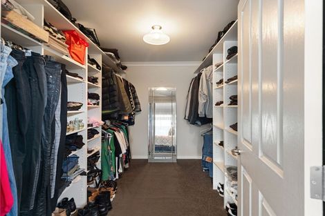 Photo of property in 37 La Lena Grove, Fitzherbert, Palmerston North, 4410