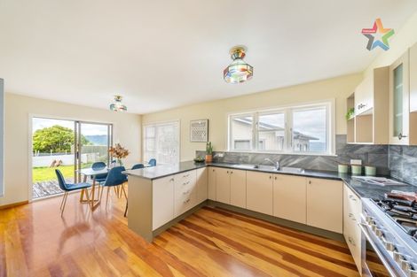 Photo of property in 102 Dowse Drive, Maungaraki, Lower Hutt, 5010