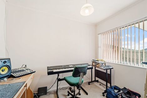 Photo of property in 32 Heversham Place, Glendene, Auckland, 0602