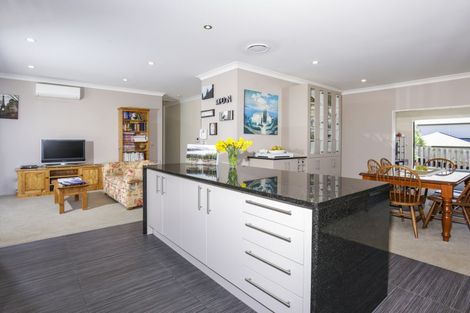 Photo of property in 14 Midhurst Avenue, Henderson, Auckland, 0612