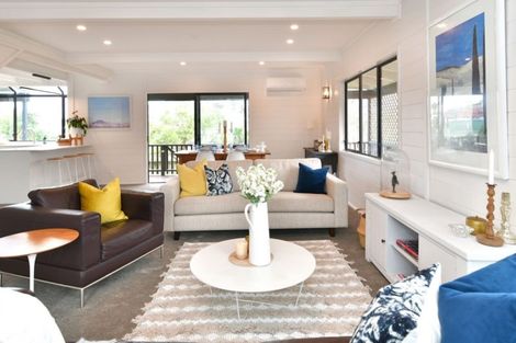 Photo of property in 16 Albatross Road, Red Beach, 0932