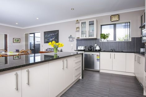 Photo of property in 14 Midhurst Avenue, Henderson, Auckland, 0612