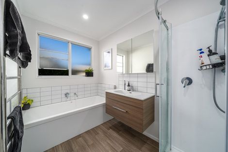 Photo of property in 97 Glanmire Road, Newlands, Wellington, 6037