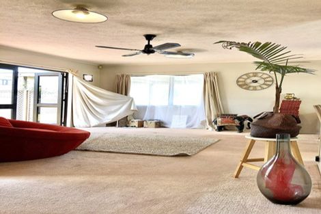 Photo of property in 2/19 Sandgate Avenue, Botany Downs, Auckland, 2010