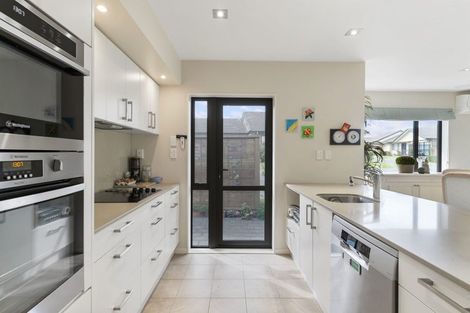 Photo of property in 58 Royalle Mews, Botany Downs, Auckland, 2010