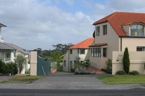 Photo of property in 1/208 East Coast Road, Forrest Hill, Auckland, 0620