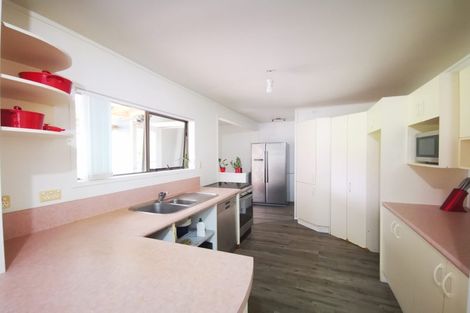 Photo of property in 28 Claverdon Drive, Massey, Auckland, 0614