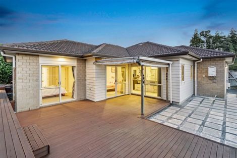 Photo of property in 2 Stamford Crescent, Flat Bush, Auckland, 2019