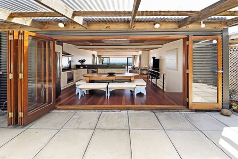 Photo of property in 113 Marine Parade North, Piha, 0772