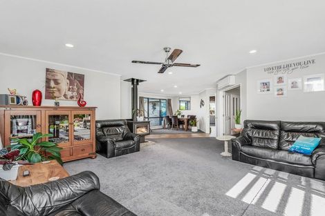 Photo of property in 28 Durrell Way, Rolleston, 7614