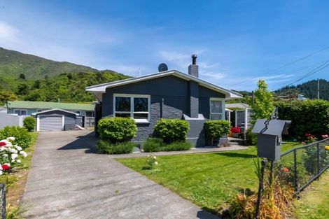 Photo of property in 27 Kent Street, Picton, 7220