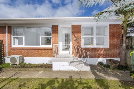 Photo of property in 1/18 Evelyn Place, Hillcrest, Auckland, 0627