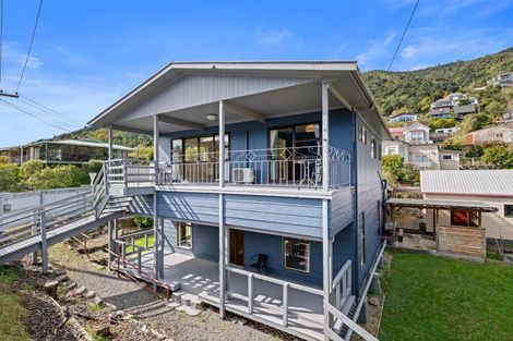 Photo of property in 62 Waikawa Road, Picton, 7220