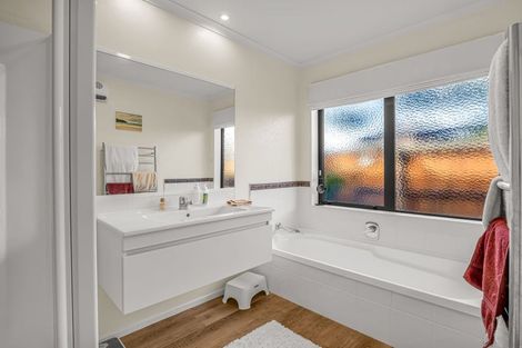 Photo of property in 16 Saint Kilda Place, Papamoa Beach, Papamoa, 3118