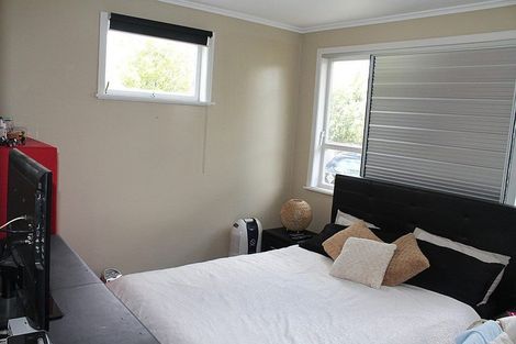 Photo of property in 43 Royal View Road, Te Atatu South, Auckland, 0610
