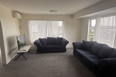 Photo of property in 261 Wairau Road, Totara Vale, Auckland, 0627