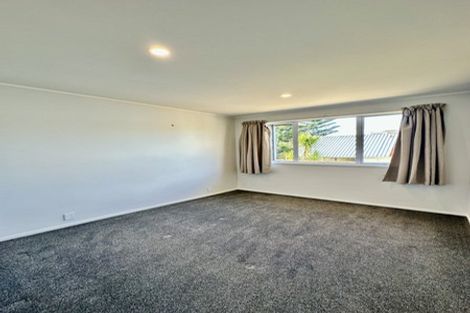 Photo of property in 8 John Dee Crescent, Red Beach, 0932