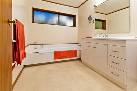 Photo of property in 4 Honeysuckle Lane, Mairangi Bay, Auckland, 0630