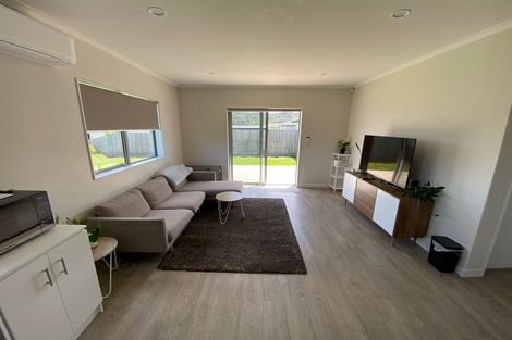 Photo of property in 18 Gilbransen Road, Kumeu, 0810