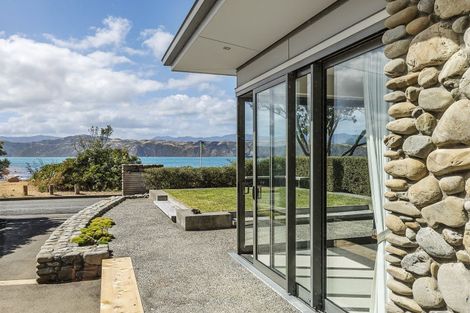 Photo of property in 160 Breaker Bay Road, Breaker Bay, Wellington, 6022
