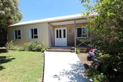 Photo of property in 10 Miles Crescent, Newlands, Wellington, 6037