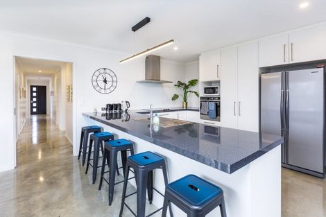 Photo of property in 14 Passchendaele Grove, Trentham, Upper Hutt, 5018