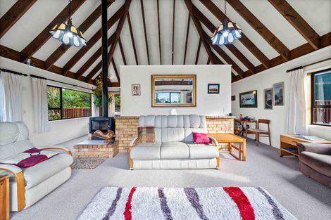 Photo of property in 48 Pokapu Street, Titirangi, Auckland, 0600