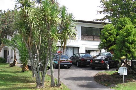 Photo of property in 8 Lydford Place, Glendene, Auckland, 0602