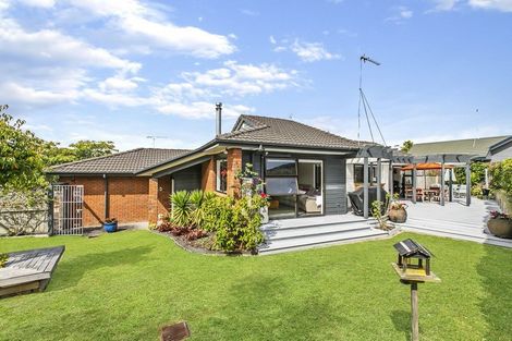 Photo of property in 4 Woodview Rise, Botany Downs, Auckland, 2010