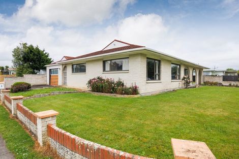Photo of property in 2 Hillcrest Drive, Kelvin Grove, Palmerston North, 4414