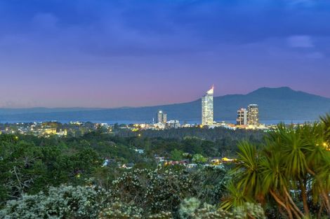 Photo of property in 255 Glenfield Road, Hillcrest, Auckland, 0627