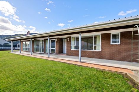 Photo of property in 28 Ranui Street, Waikawa, Picton, 7220