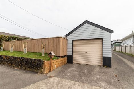 Photo of property in 9 Pinkerton Grove, Newlands, Wellington, 6037