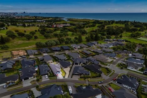 Photo of property in 8 Oakmont Crescent, Waiwhakaiho, New Plymouth, 4312