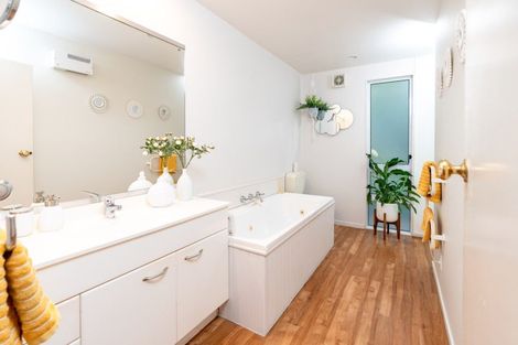 Photo of property in 4 Jacobsen Lane, Ngaio, Wellington, 6035