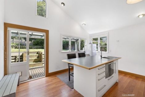 Photo of property in 174 Sutherland Road, Lyall Bay, Wellington, 6022