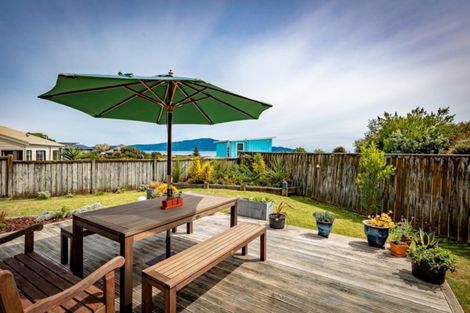 Photo of property in 13 Pine Ridge Terrace, Waikanae Beach, Waikanae, 5036