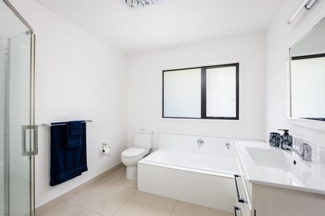 Photo of property in 11 Heta Road, Highlands Park, New Plymouth, 4312