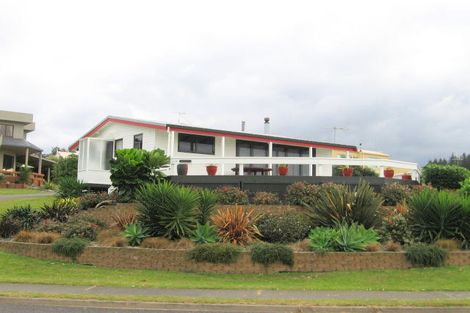 Photo of property in 218 Onemana Drive, Onemana, Whangamata, 3691