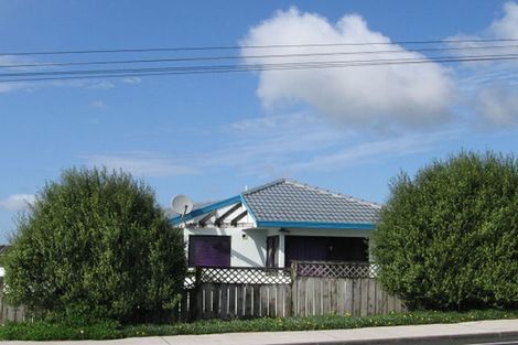Photo of property in 2/133a Hobsonville Road, West Harbour, Auckland, 0618